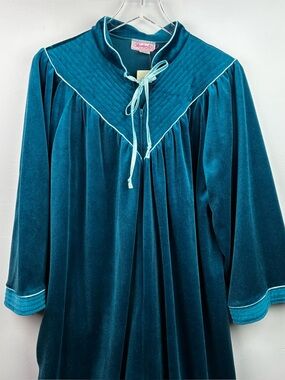 Heather Collection Vintage 1970’s NWT/Old Stock Long Velour Robe